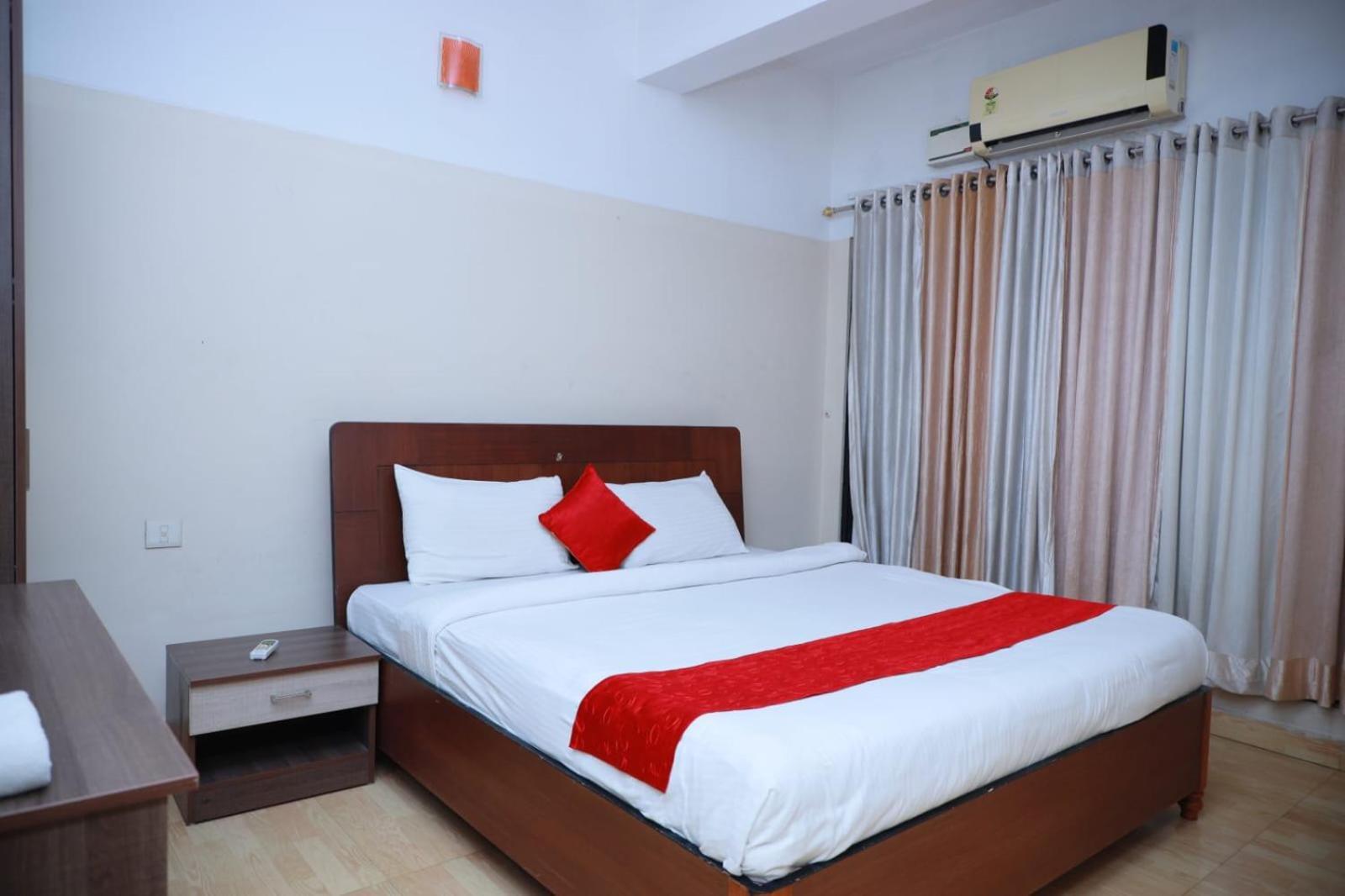 Hotel Tayas Trippapur Exterior foto